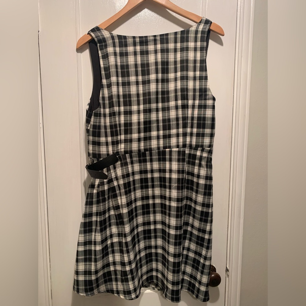 Cider Black and White Side Ruched Belted Plaid Dress - Picture 7 of 16